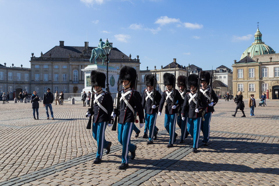 ทหารเปลี่ยนเวร ที่ Amalienborg Palace, Copenhagen เดนมาร์ก